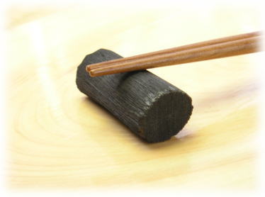 紀州備長炭の素朴な黒があり、非常に良い箸置です。二つと同じ形状がないから面白い商品です。